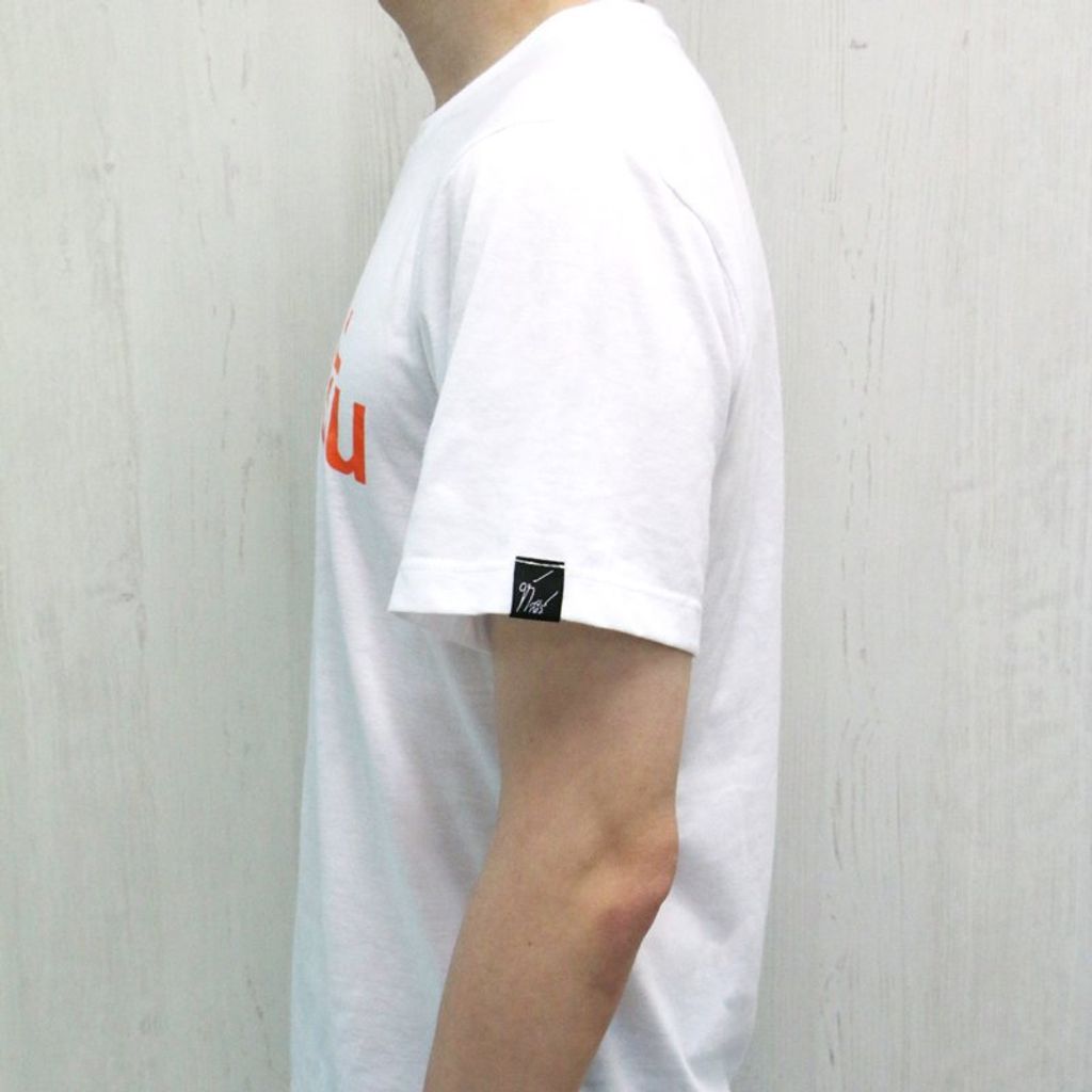 เสื้อยืดคอกลมสีขาว สกรีนลายอักษร #เข้มว่าซั่น โดย เข้ม หัสวีร์ ภัคพงษ์ไพศาล - พระเอกช่อง7 ตัวอย่างเสื้อด้านข้าง